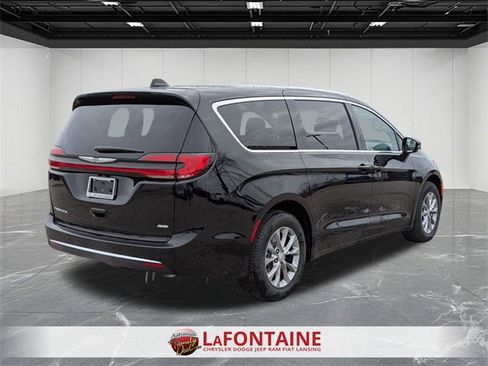 New 2026 Chrysler Pacifica Select image 5