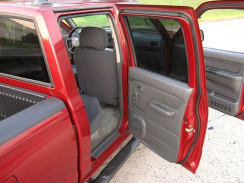 Used 2004 Nissan Frontier XE w/ (PWR) XE Pwr Pkg AWD/4WD image 27