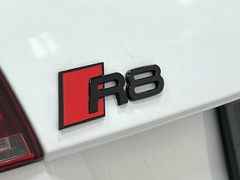 Used 2015 Audi R8 V8 w/ Extended Leather Package AWD/4WD image 36