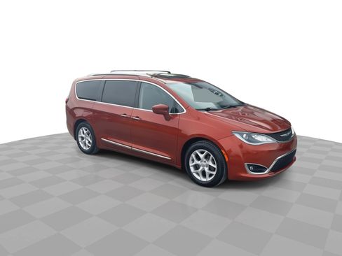 Used 2018 Chrysler Pacifica Touring-L Plus image 2
