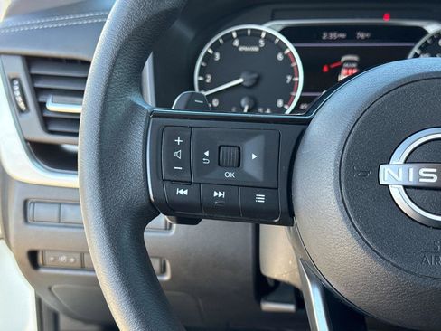 Used 2023 Nissan Rogue SV image 32