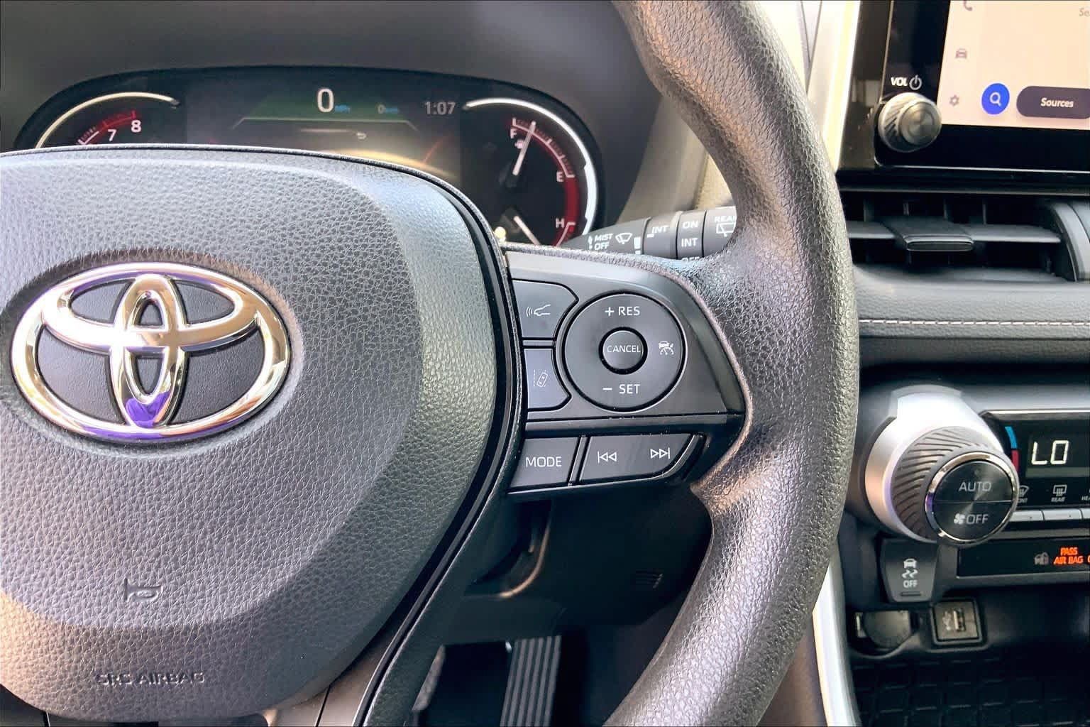 Used 2025 Toyota RAV4 XLE FWD image 25