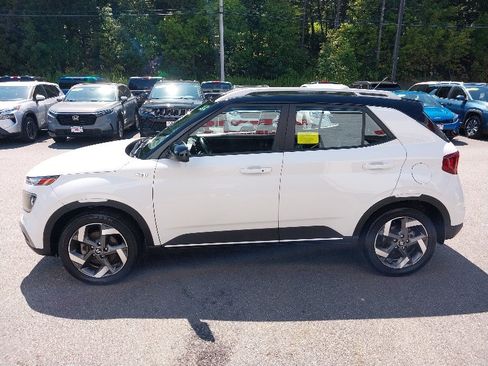 Used 2023 Hyundai Venue Limited FWD image 5
