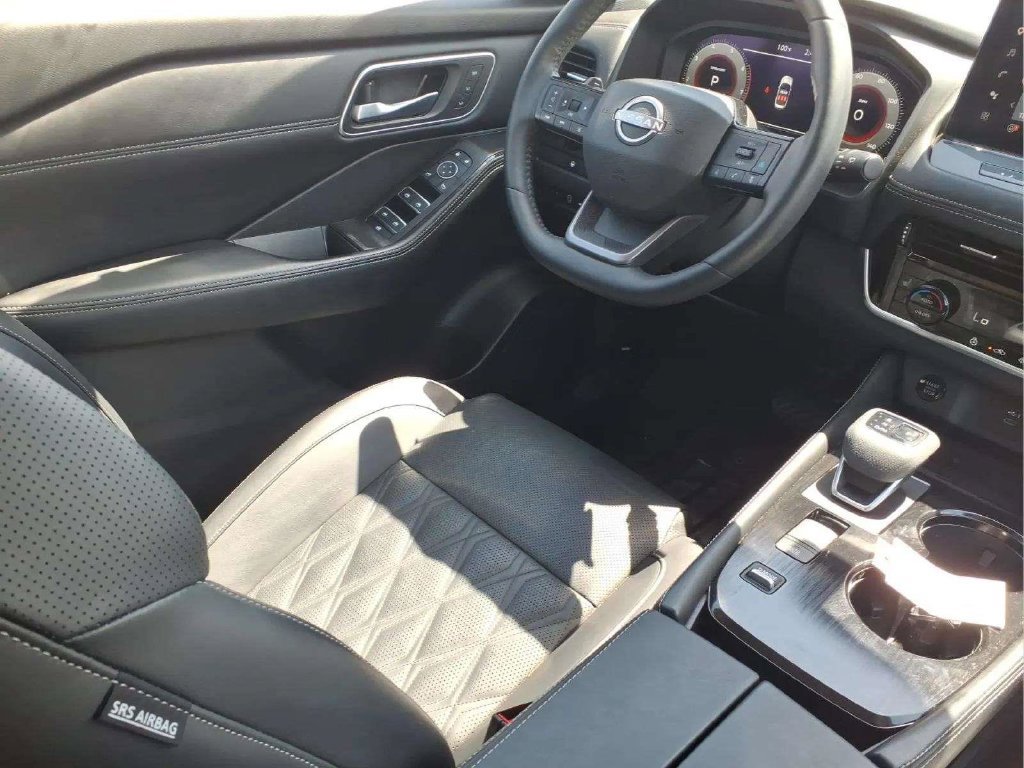 Certified 2025 Nissan Rogue Platinum FWD image 10