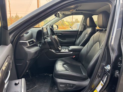 Used 2021 Toyota Highlander Limited image 8