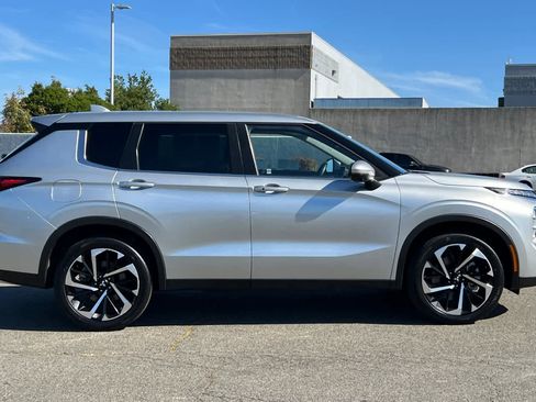 Used 2023 Mitsubishi Outlander SE image 6