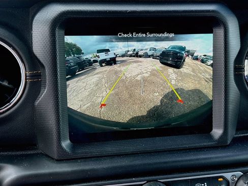 Used 2022 Jeep Wrangler Unlimited Sahara AWD/4WD image 15
