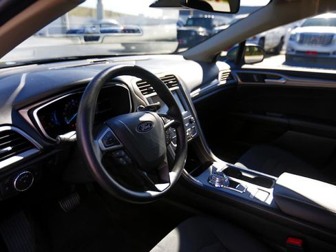 Used 2019 Ford Fusion SE image 4