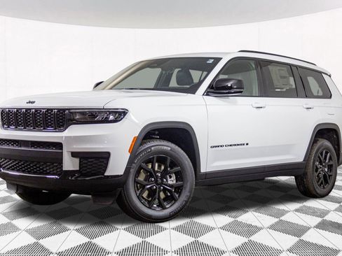 New 2025 Jeep Grand Cherokee L Altitude image 2