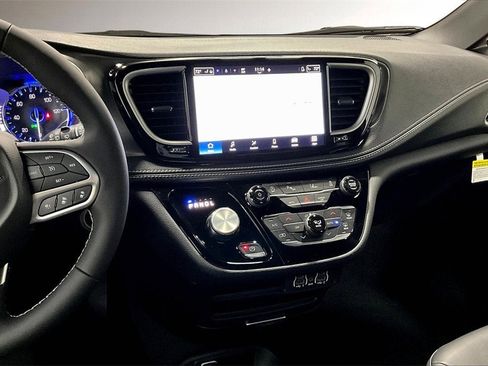 New 2025 Chrysler Pacifica Select w/ Fav Edition Package image 7