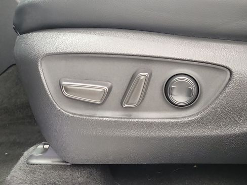 Certified 2024 Toyota Highlander XLE FWD image 19