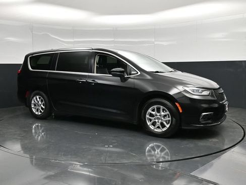 Certified 2023 Chrysler Pacifica Touring-L FWD image 5