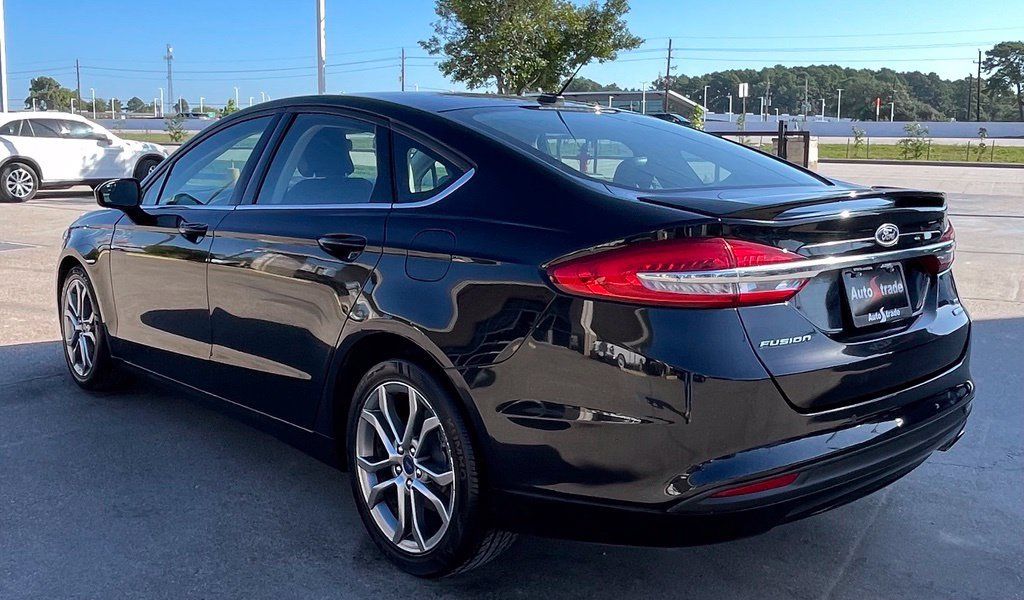 Used 2017 Ford Fusion SE w/ Equipment Group 201A FWD image 4