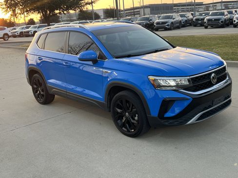 Certified 2022 Volkswagen Taos SE image 2