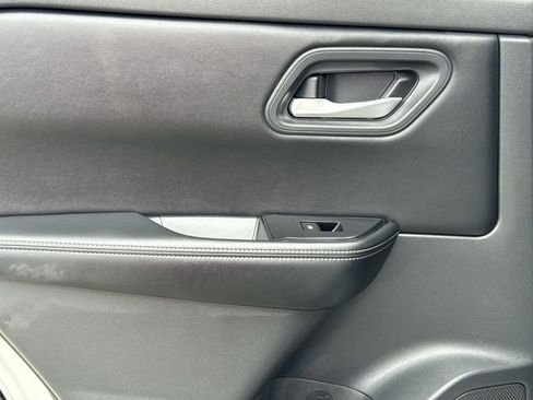 Certified 2025 Nissan Rogue SV FWD image 14
