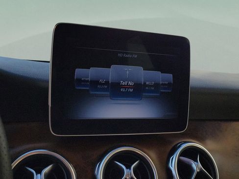 Used 2018 Mercedes-Benz GLA 250 image 32