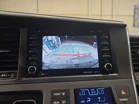 Used 2018 Toyota Sienna SE FWD image 23