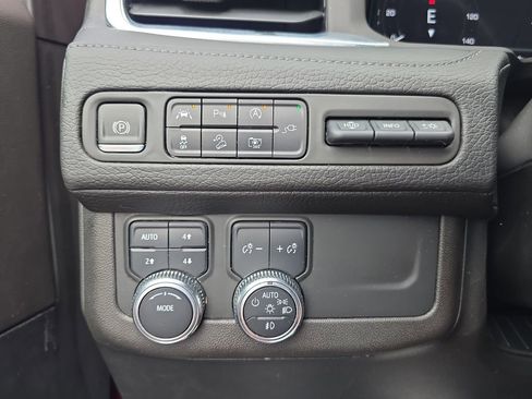 Used 2022 GMC Yukon XL Denali AWD/4WD image 25