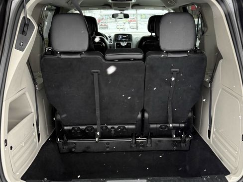 Used 2016 Chrysler Town & Country Touring image 16