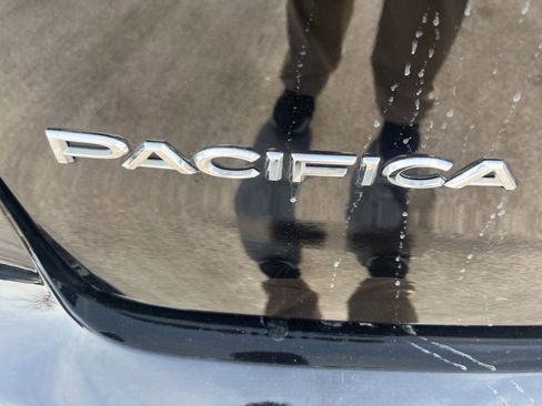 Used 2024 Chrysler Pacifica Touring-L image 29