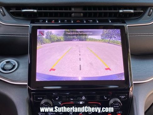 Used 2023 Jeep Grand Cherokee Limited w/ Black Appearance Package AWD/4WD image 31