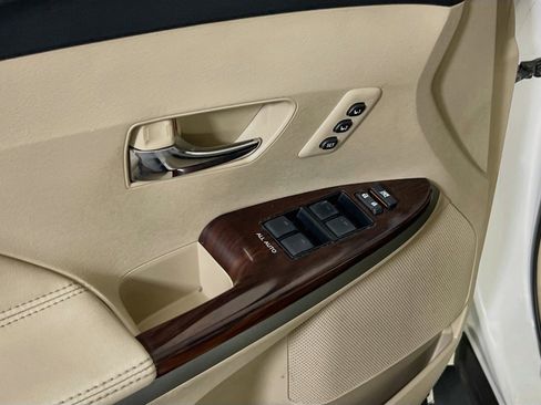 Used 2015 Toyota Venza XLE image 17