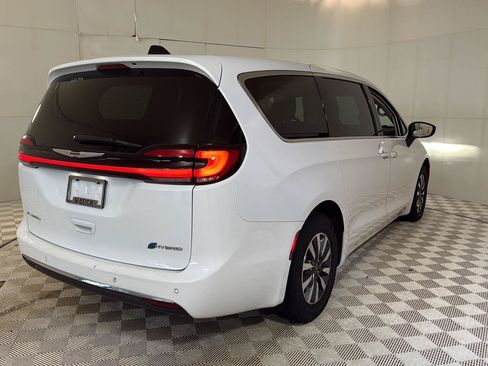 Used 2023 Chrysler Pacifica Touring-L FWD image 28