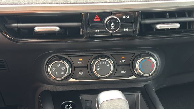 Used 2025 Nissan Kicks SV AWD/4WD image 16