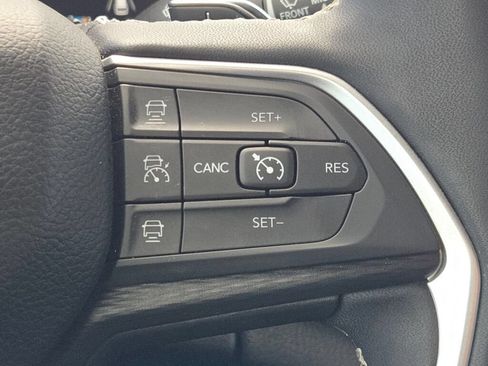 Used 2024 Jeep Grand Cherokee Altitude RWD image 35