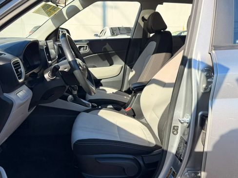 Used 2025 Hyundai Venue SEL FWD image 12