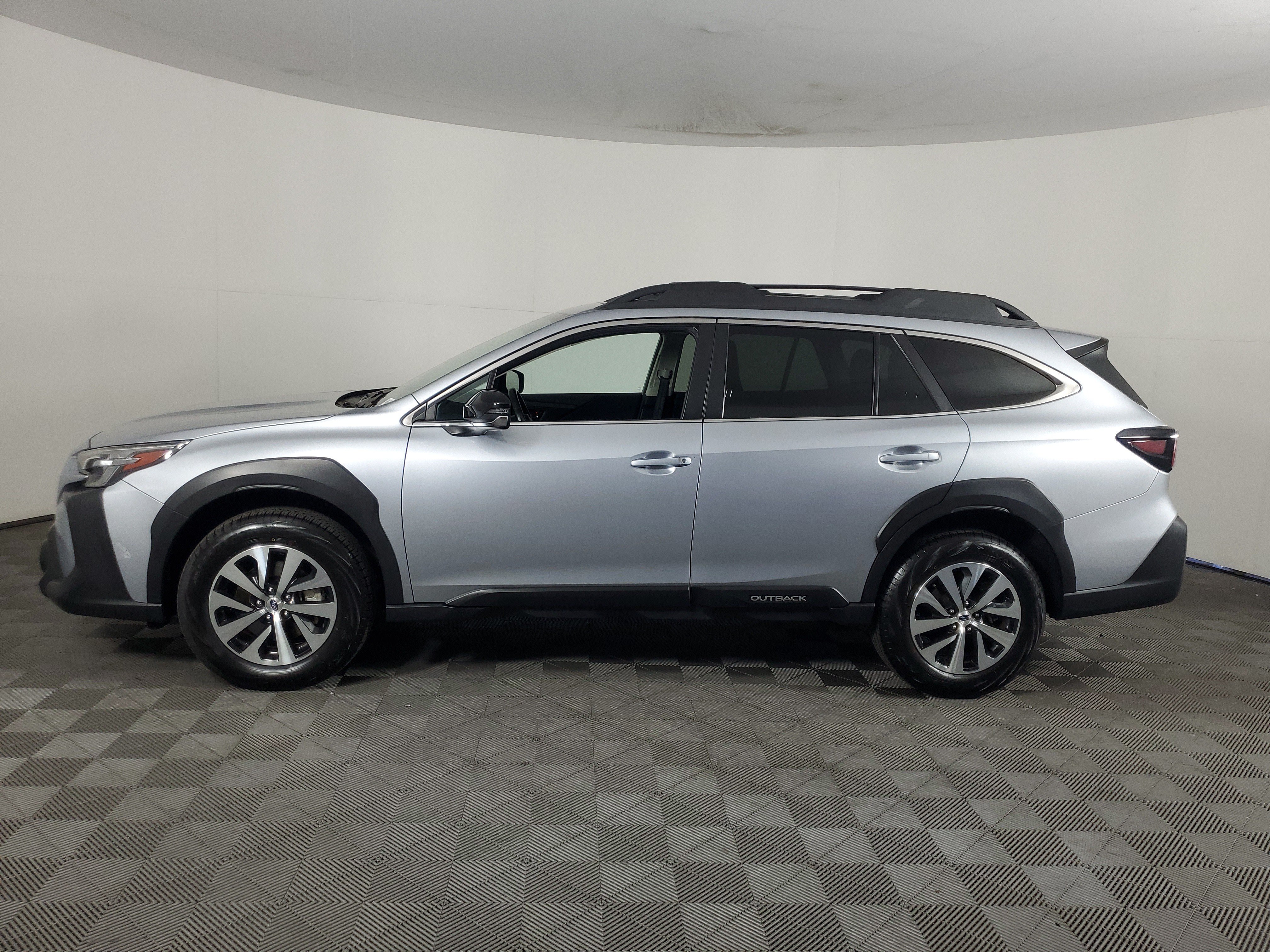 Used 2025 Subaru Outback Premium AWD/4WD image 7