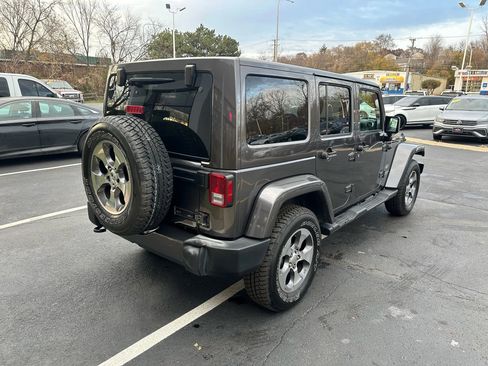 Used 2017 Jeep Wrangler Unlimited Sahara w/ Connectivity Group AWD/4WD image 7
