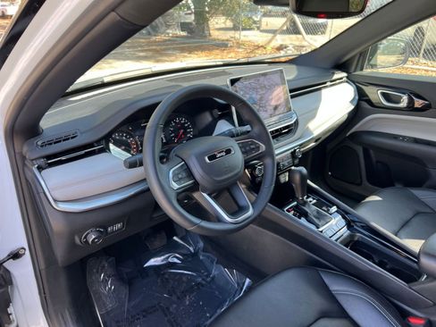 Used 2025 Jeep Compass Limited image 30