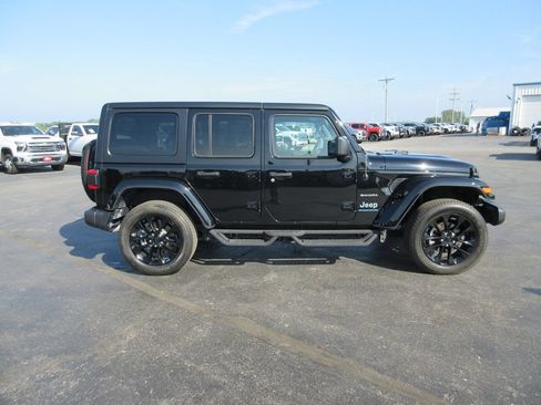 Used 2023 Jeep Wrangler Unlimited Sahara AWD/4WD image 5