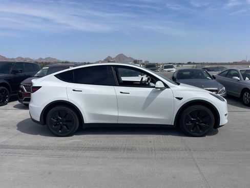 Used 2024 Tesla Model Y Long Range image 3