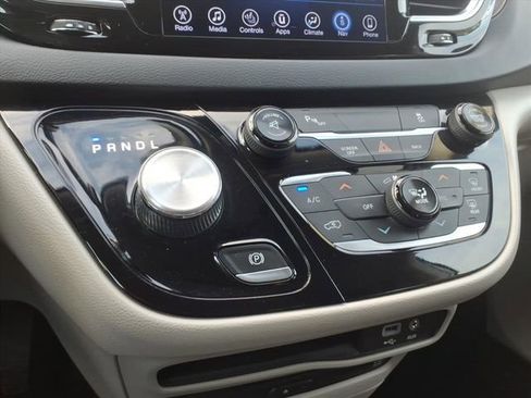 Used 2017 Chrysler Pacifica Touring-L Plus image 19