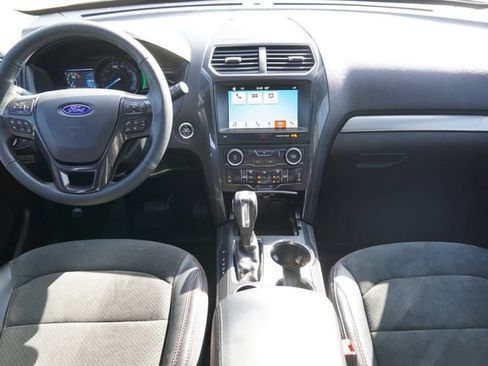 Used 2018 Ford Explorer XLT w/ Equipment Group 202A FWD image 11