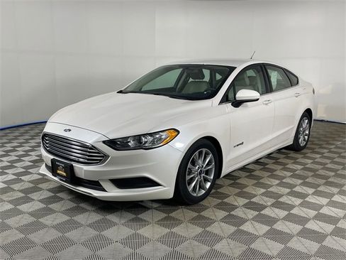 Used 2017 Ford Fusion SE image 1