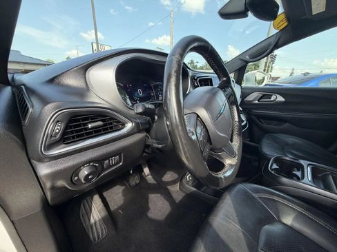Used 2019 Chrysler Pacifica Touring-L w/ S Appearance Package FWD image 11