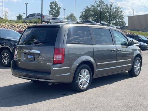 Used 2010 Chrysler Town & Country Touring FWD image 3