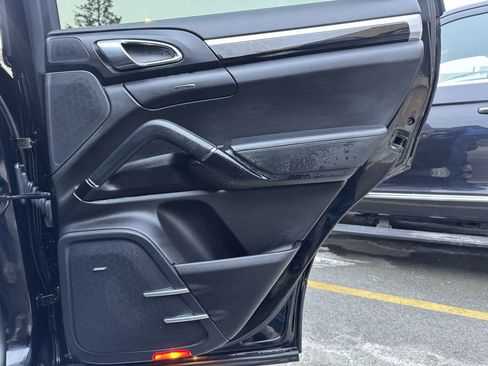 Used 2017 Porsche Cayenne Platinum Edition w/ Premium Package (PJV) image 39