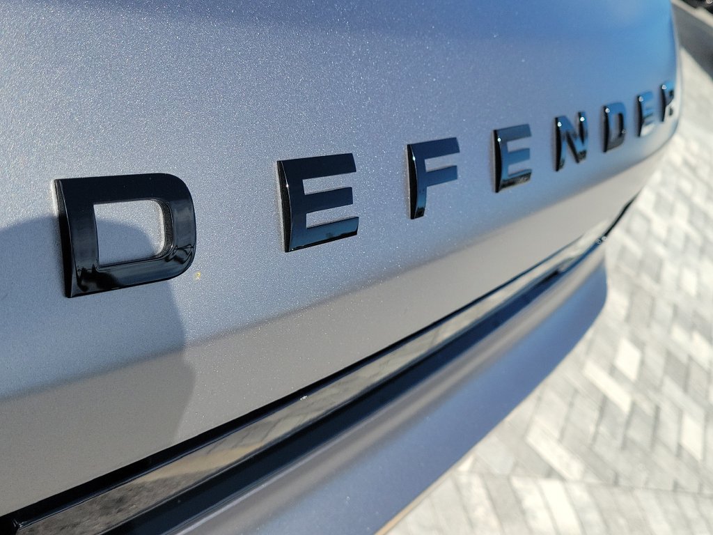 Used 2024 Land Rover Defender 110 X-Dynamic SE AWD/4WD image 9