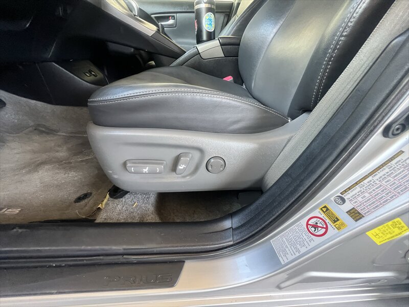 Used 2013 Toyota Prius Four w/ Deluxe Solar Roof Pkg FWD image 27