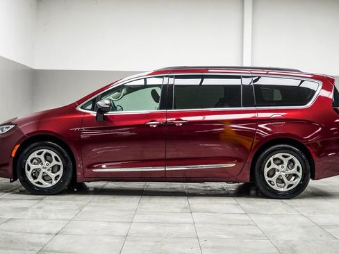 Used 2023 Chrysler Pacifica Limited FWD image 9