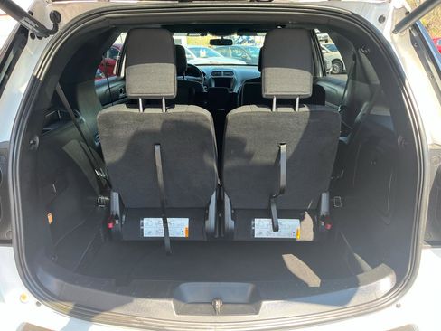 Used 2018 Ford Explorer XLT w/ Equipment Group 201A image 7