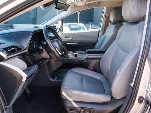 Certified 2024 Toyota Sienna XLE FWD image 21