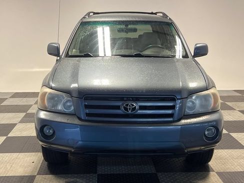 Used 2005 Toyota Highlander 2WD w/ 3rd Row image 2