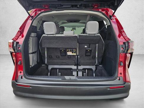 Used 2025 Toyota Sienna LE AWD/4WD image 10