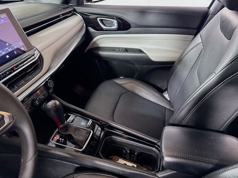 Used 2023 Jeep Compass Limited image 22