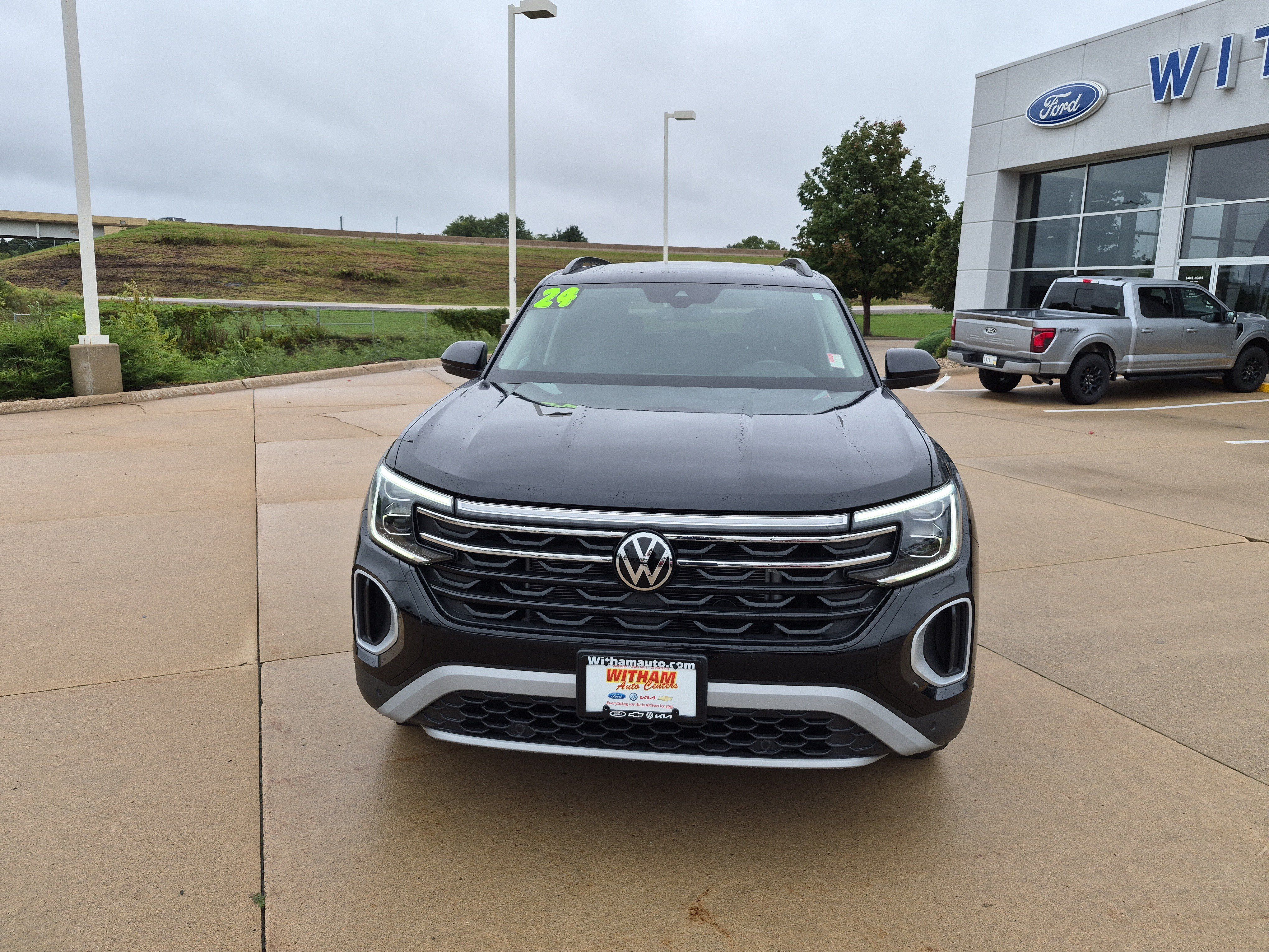 Used 2024 Volkswagen Atlas Peak Edition SE AWD/4WD image 10